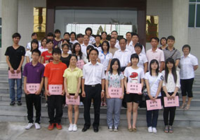 2010年9月2日，公司领导与当年受资助学生合影